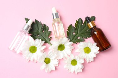 Kozmetik yağ, çiçekler ve şişeler doğal kozmetik ürünleri, düz döşeme, üst görünüm