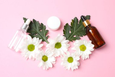 Kozmetik ürünler ve çiçekler. düz kompozisyon. en üstteki görünüm