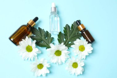 Renkli çiçekli kozmetik şişeler. düz yat