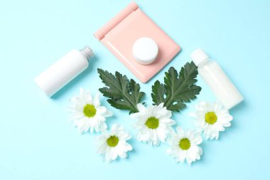 Renk arka plan üzerinde kozmetik ürünleri.