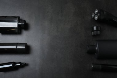 düz yatıyordu siyah arkaplanda farklı kozmetik ürünleri ile