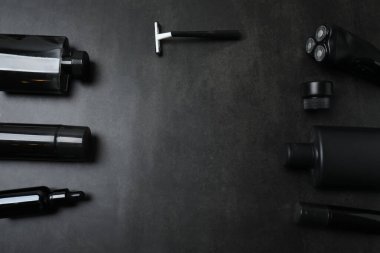 Gri mermer masa üzerinde farklı profesyonel berber araçları ile düz konum, metin için alan, afiş