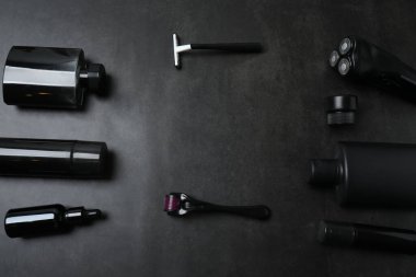 Düz konum ve hafif arka planda şık kozmetik ürünler. Metin için boşluk