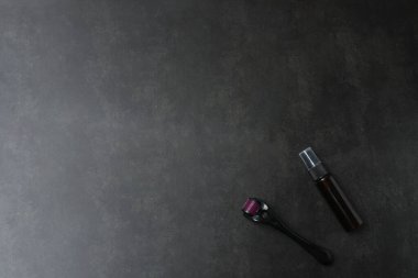 Karanlık arka planda makyaj malzemeleri var. Metin için boşluk olan üst görünüm