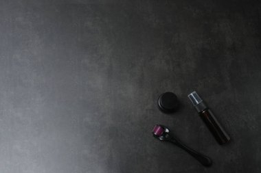 makyaj fırçaları ve kozmetik ürünleri ile siyah arkaplan.