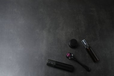 Siyah arkaplanda makyaj için dekoratif kozmetik seti