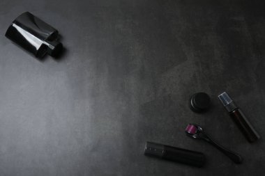 Gri arkaplanda dekoratif kozmetik seti