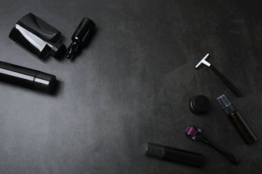 Makyaj fırçaları ve siyah arka planda göz gölgeleri olan dekoratif kozmetik seti.