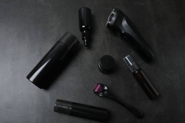 Gri masada kozmetik ürünler serisi