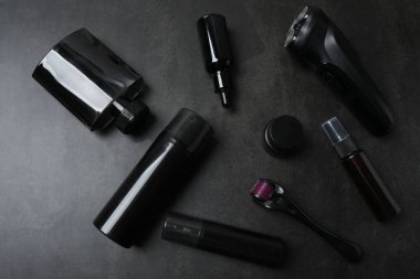 Gri arkaplanda dekoratif kozmetik seti