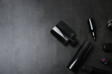 Masada makyaj fırçası olan kozmetik seti.