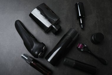 profesyonel makyaj ürünleri siyah masada