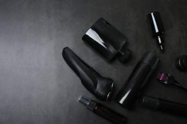 Profesyonel makyaj ürünlerinin koyu arkaplanda düzleştirilmiş bileşimi. Metin için boşluk