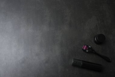 makyaj malzemesi koyu arkaplan, üst görünüm