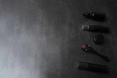 düz makyaj malzemesi yatağı, makyaj fırçası ve koyu arkaplan üzerinde ruj fotokopi alanı, düz yatış