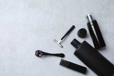 düz konum ve gri arkaplanda şık bir parfüm