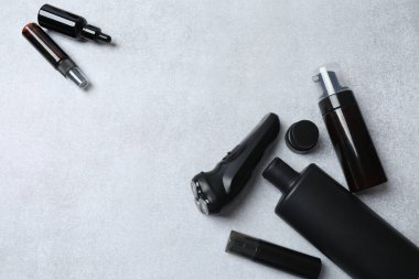 Hafif arka planda erkek kozmetiği seti