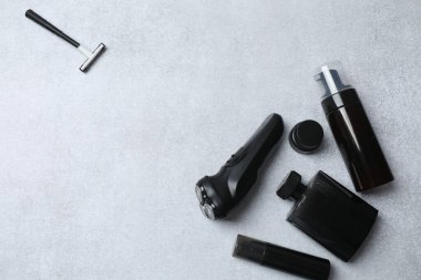 Siyah üzerine farklı elektronik sigaralar.
