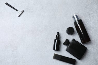 Siyah arka planda dekoratif kozmetik seti ve şişeler