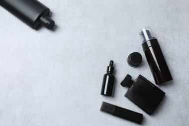 Gri masa üzerinde parfümlü dekoratif kozmetik seti.
