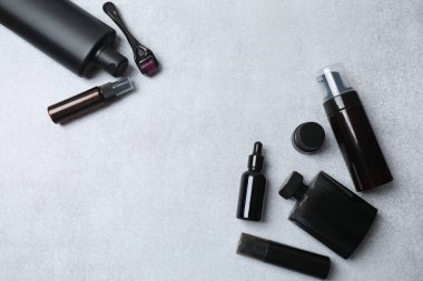 dekoratif kozmetik ile düz konum, gri arkaplan üzerine metin için aksesuarlar