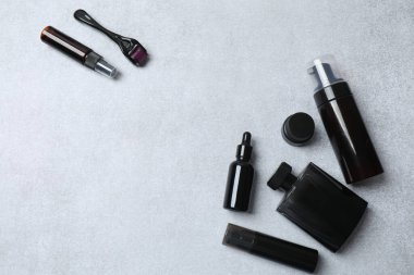 Kozmetik ürünleri ve siyah masanın üzerinde bir şişe göz farı olan kadın makyaj ürünleri.