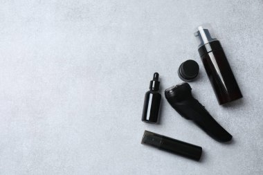 Beyaz arka plan üzerinde kozmetik ile kompozisyon