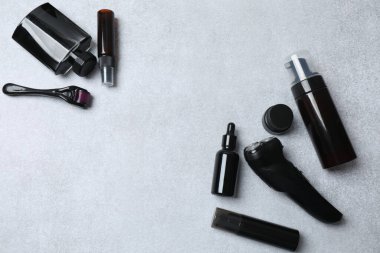 Gri arkaplanda kozmetik ve aksesuarların üst görünümü