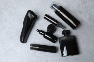 Açık gri arka planda kozmetik ürünleri ve şişelerle düz konum