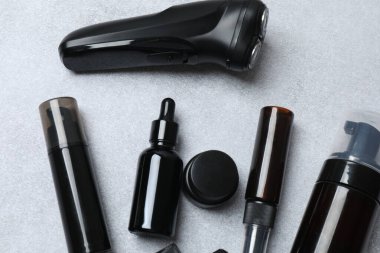 Masada farklı makyaj ürünleri var.