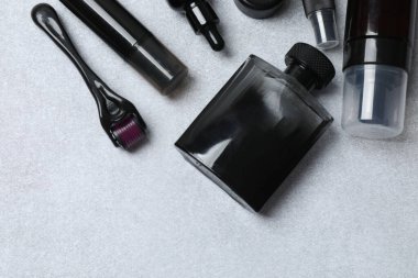 Beyaz arkaplanda farklı kozmetik setleri