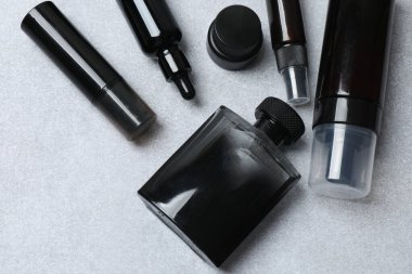 beyaz arkaplanda siyah kozmetik ürünleri