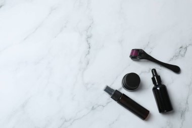 Mermer zemin üzerinde mermer olan güzellik ürünleri