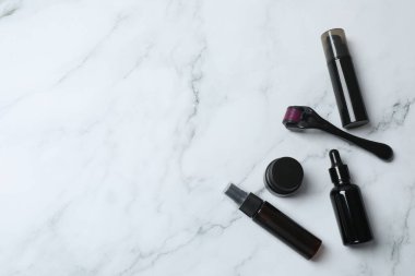 Kozmetik ve aksesuarlar. Uydurma ürünler. düz yatış, üst görünüm