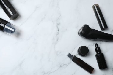 Mermer masanın üzerinde siyah beyaz mermer ürünler var. Metin için boşluk