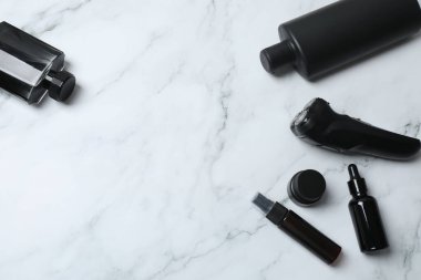 Kozmetik şişeleriyle düzleştirilmiş kompozisyon, mesaj için boşluk. güzellik tedavisi