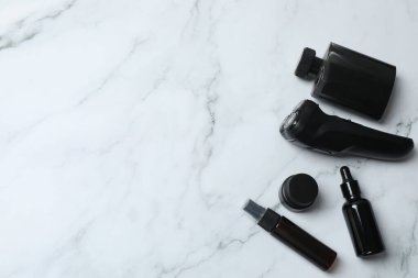 Beyaz mermer masa üzerinde siyah mermer ile kozmetik seti, üst görünüm
