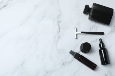 düz konum mermer zemin üzerinde siyah kozmetik şişeler.