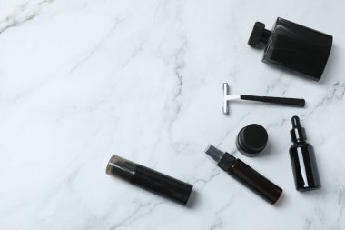 açık gri tablo üzerinde kozmetik ürünleri ile düz konum