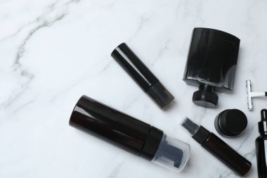 Siyah kozmetik şişeleri, şişe ve tırnak cilası mermer arka planda düz konum