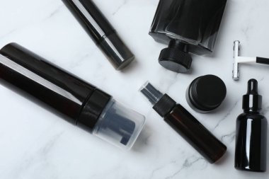 Masada farklı kozmetik ürünler var.