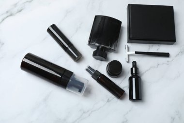 Kozmetik, güzellik ve moda konsepti. Siyah masada farklı makyaj ürünleri var. Kopyalama alanı olan üst görünüm.