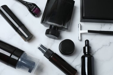 Kozmetiğin düz bileşimi beyaz mermer masa üzerinde