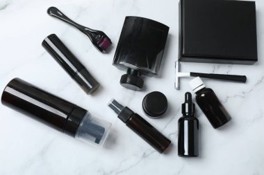 Beyaz arka planda düz kozmetik ürünleri