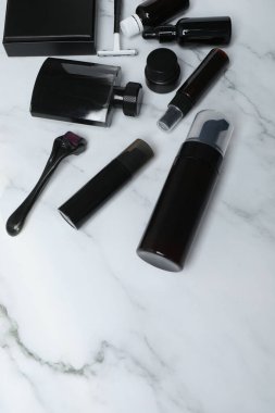 Açık mermer zemin üzerinde farklı kozmetik setleri