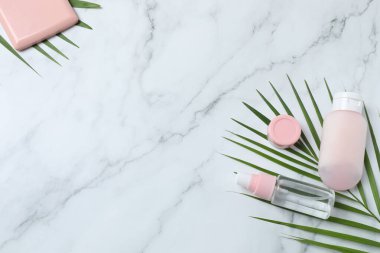 kozmetik markalaşma, cazibe ve markalaşma konsepti - güzellik konsepti, makyaj ürünleri ve mermer mermer mermer ürünleri ve mermer zemin üzerine makyaj kremi,