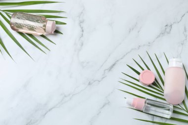 farklı kozmetik ürünleri içeren kompozisyon