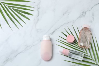 bembeyaz arkaplanda doğal kozmetik ürünleri bulunan düz konum