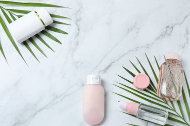 Masanın üzerinde kaplıca ürünleri ve palmiye yaprağı düz konumda. Metin için boşluk