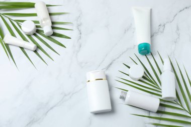 hafif mermer zemin üzerinde kozmetik ürünleri ile düz konum. en üstteki görünüm